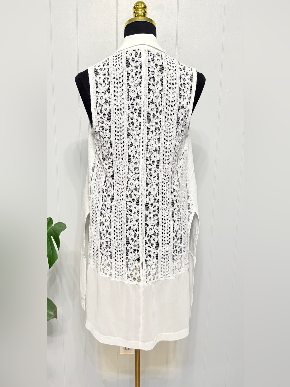 #19) Sleeveless Open-Front White Long Vest With Pockets - Picture 3 of 5